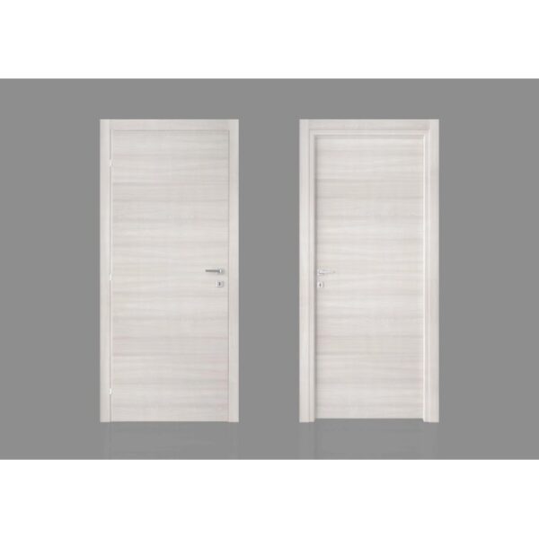 Due porte interne chiare con design semplice e maniglie argentate.