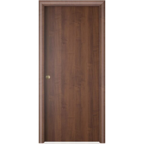 Porta interna marrone con venature del legno e maniglia dorata.