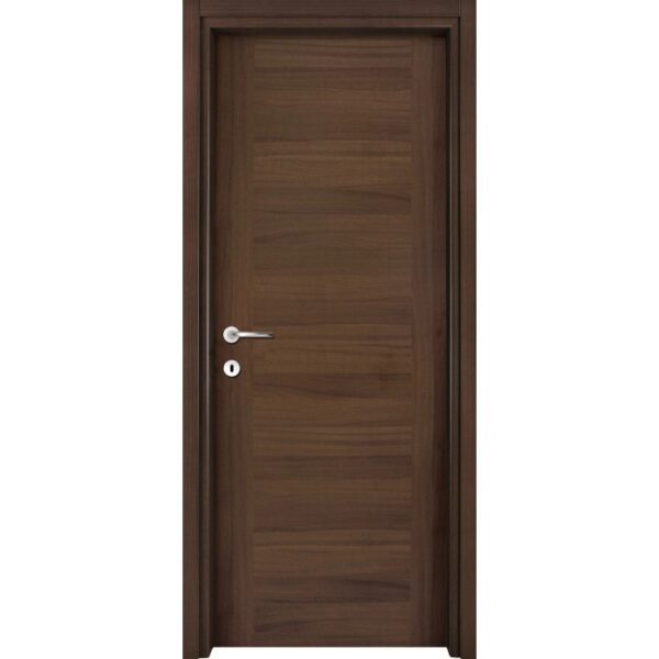 Porta interna marrone con venature orizzontali e maniglia argento.