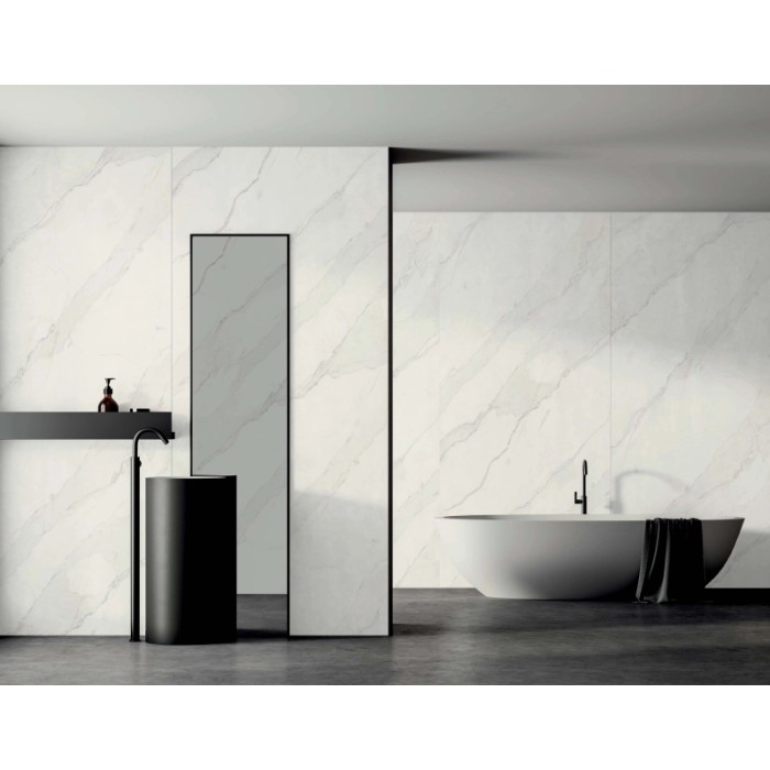 Bagno moderno con piastrelle viniliche t.b.t. bianche effetto marmo su pareti e pavimento.