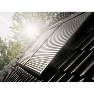 Tapparella solare Velux SSL CK02, grigio scuro, montata su un tetto. Protezione dal calore e oscuramento per finestre per tetti.