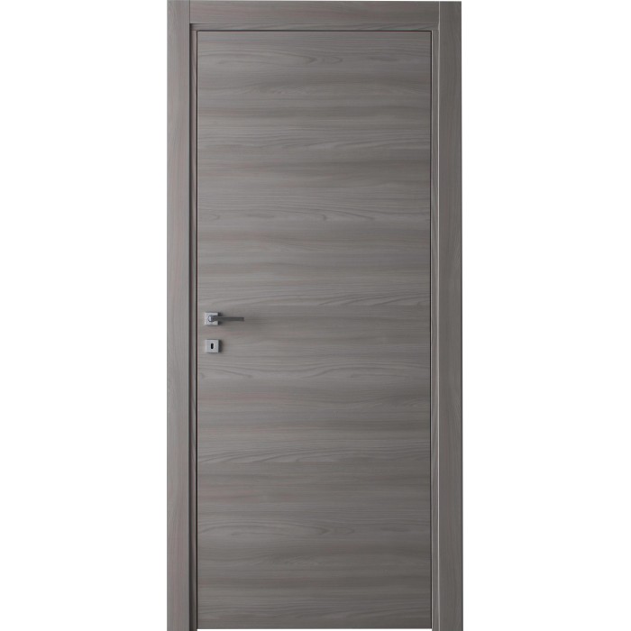 Porta interna grigia con venature del legno e maniglia argentata.