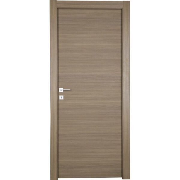Porta interna moderna effetto legno con maniglia argentata.