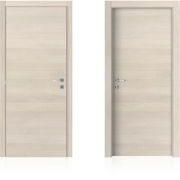 Due porte interne chiare con maniglie argentate. Anta con venature del legno.