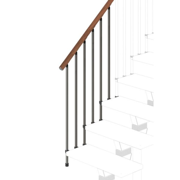 Dettaglio di una ringhiera per scale con corrimano in legno e barre metalliche grigie.