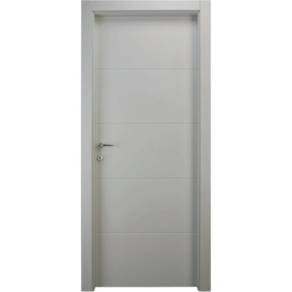 Porta interna grigia con linee decorative orizzontali e maniglia argentata.