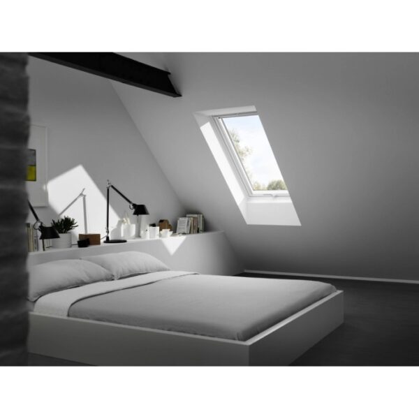 Finestra a bilico Velux GPU SK08 0068 bianca (114x140 cm) in mansarda.