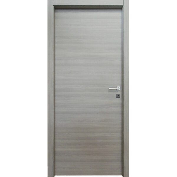 Porta interna grigia con venature orizzontali del legno e maniglia argentata.