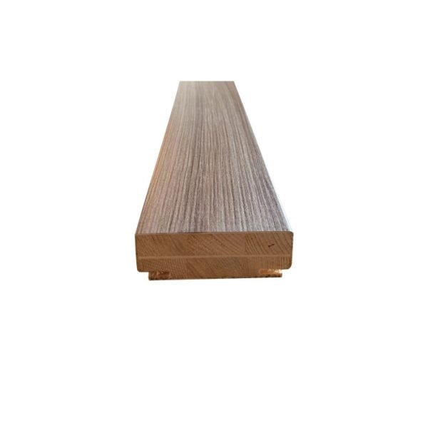 Profilo telaio porta in legno, dettaglio della venatura.