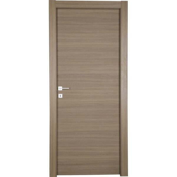Porta interna color legno con maniglia argentata.