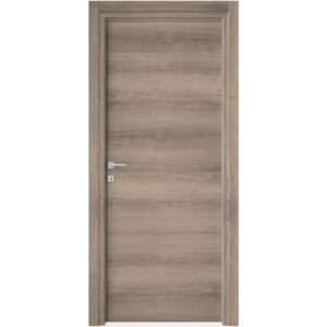 Porta interna moderna effetto legno con maniglia argento.