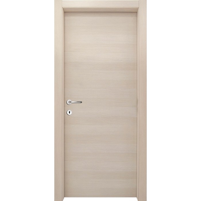 Porta interna chiara con finitura legno e maniglia argento.