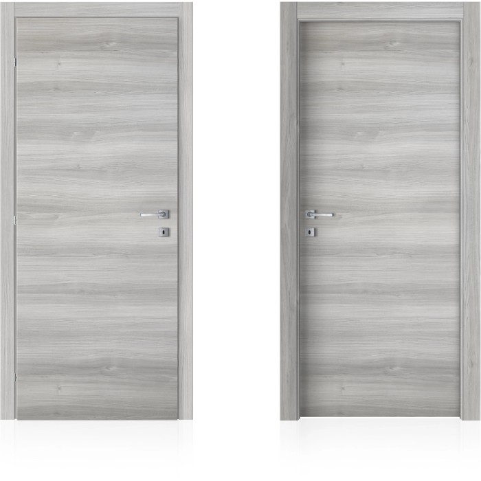 Due porte interne grigie con finitura effetto legno e maniglie argentate.