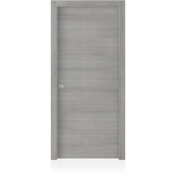 Porta interna grigia con venature orizzontali del legno e maniglia argentata.