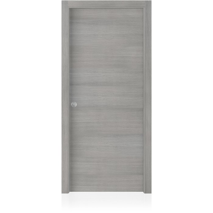 Porta interna grigia con venature orizzontali del legno e maniglia argentata.