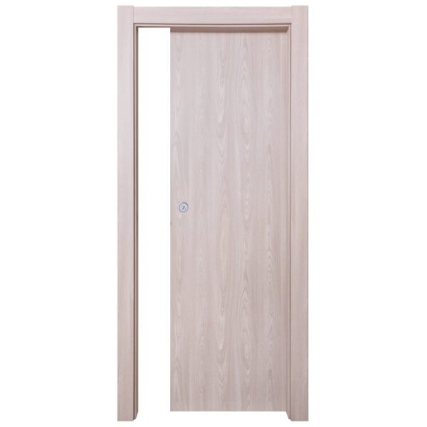 Porta interna t.b.t. chiara con venature del legno e serratura argentata.