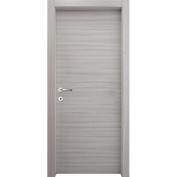 Porta interna in legno chiaro con maniglia e serratura.