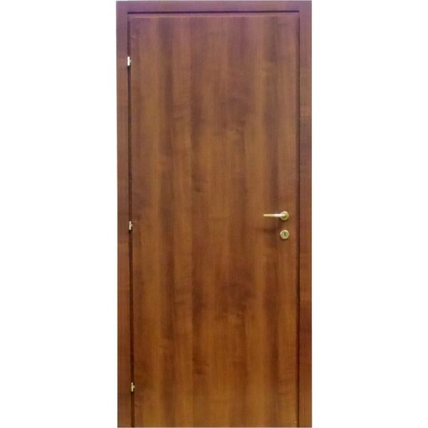 Porta interna marrone con maniglia color oro. Anta con venature del legno.