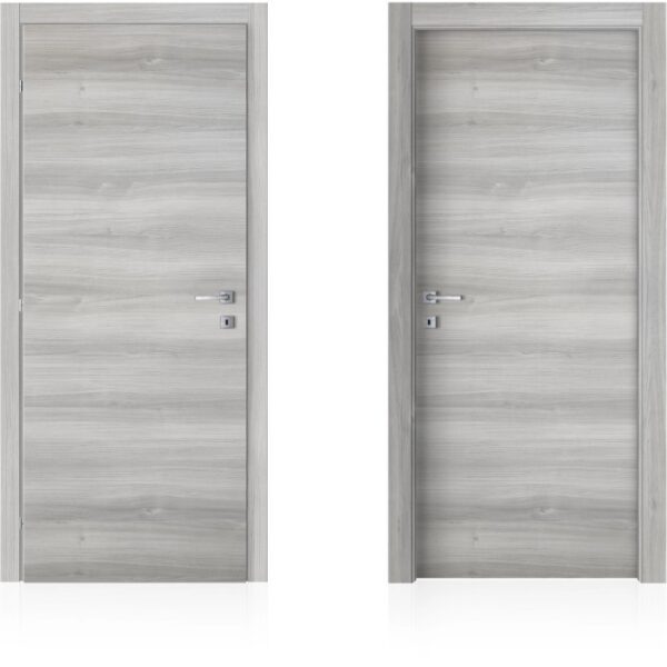 Due porte interne grigie con finitura effetto legno e maniglie argentate.