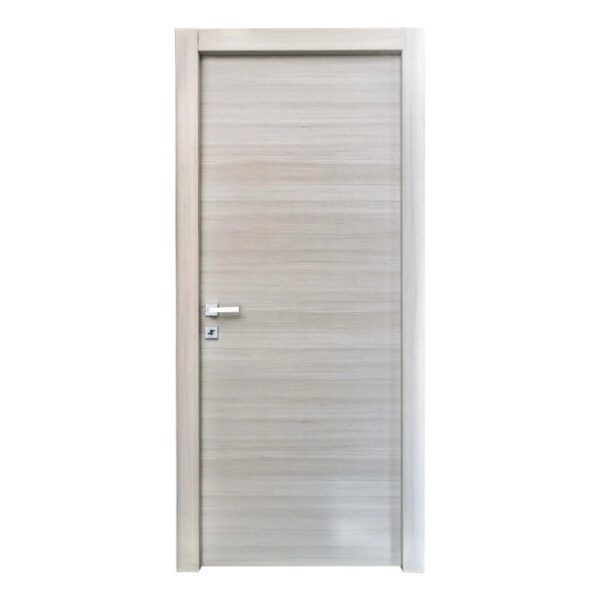 Porta per interni chiara con venature orizzontali e maniglia argentata.