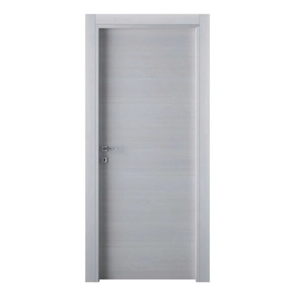 Porta interna chiara con design semplice e maniglia argentata.
