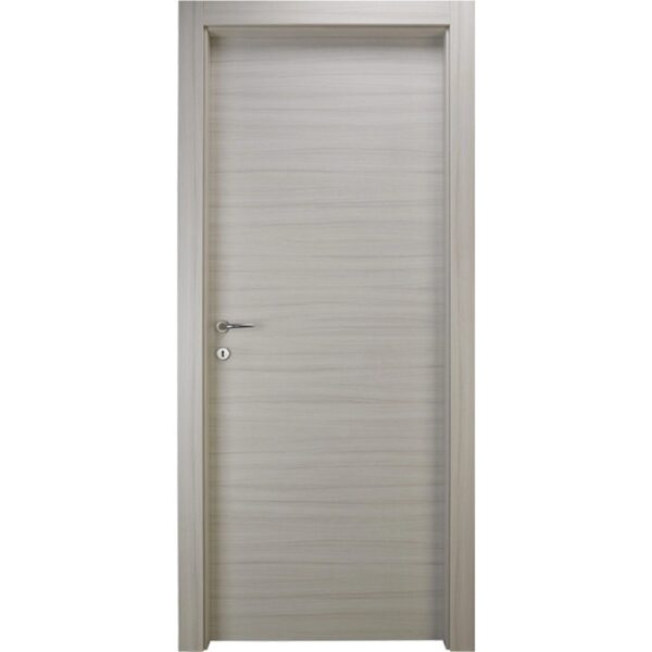 Porta interna chiara con venature orizzontali e maniglia argentata.