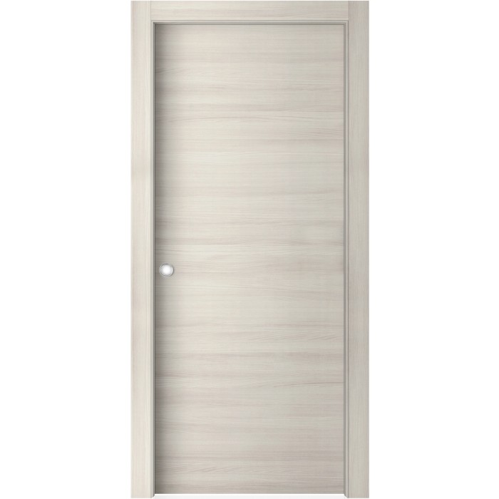 Porta interna chiara con finitura effetto legno e maniglia argentata.