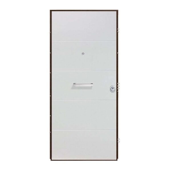 Porta blindata bianca con linee orizzontali e maniglia. Protezione antieffrazione per la tua casa.