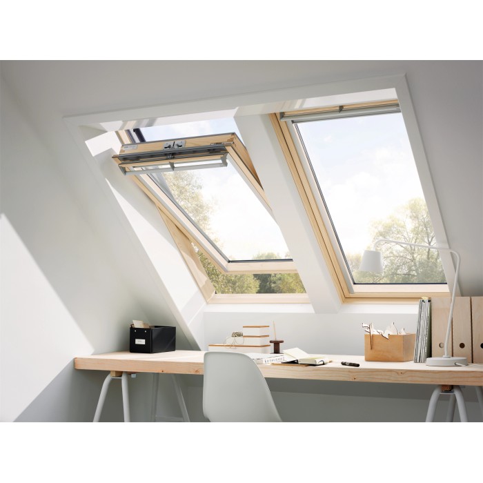 Finestra a bilico Velux GGL, vernice trasparente, 114x118 cm, installata nel tetto sopra la scrivania.