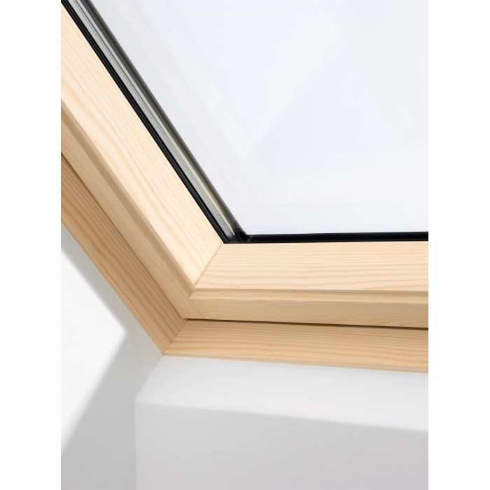Dettaglio di finestra a bilico Velux GGL SK06, vernice trasparente, telaio in legno.
