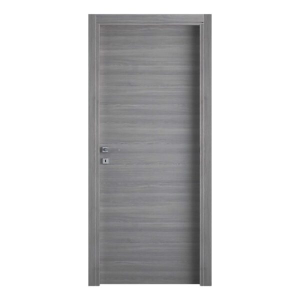 Porta interna grigia con finitura effetto legno e maniglia color argento.