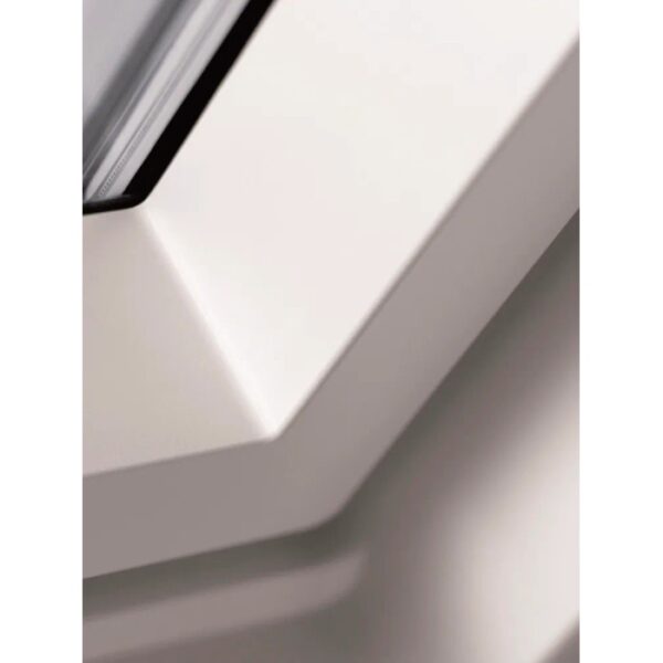 Dettaglio: Finestra a bilico bianca in plastica VELUX F04 per finestre da tetto.