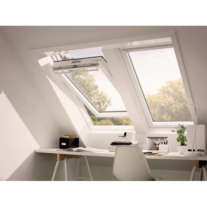 Finestra a bilico VELUX F04 in plastica, aperta in pendenza sopra la scrivania.