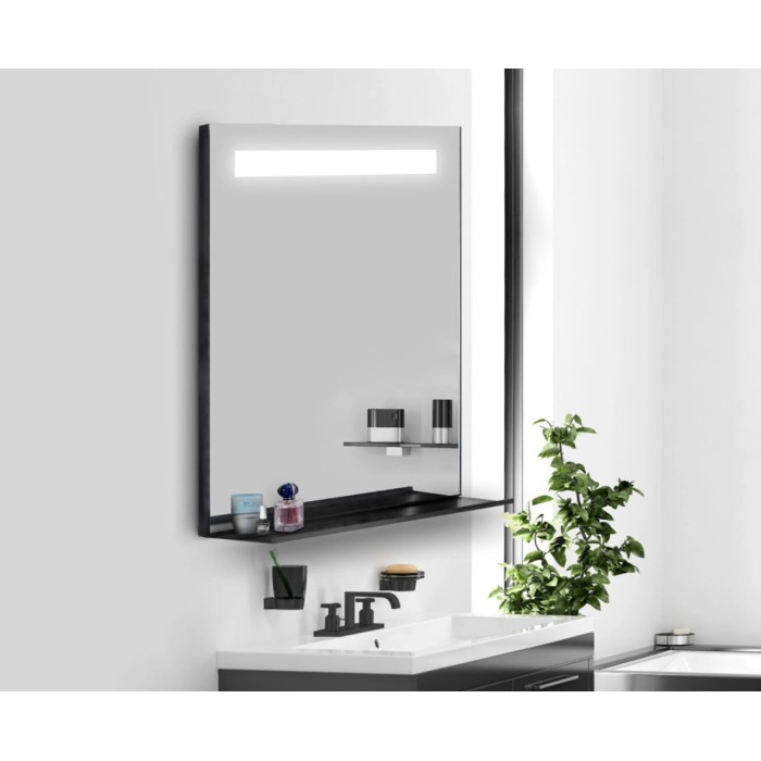 Specchio da parete rettangolare con illuminazione a LED e mensola in bagno moderno.
