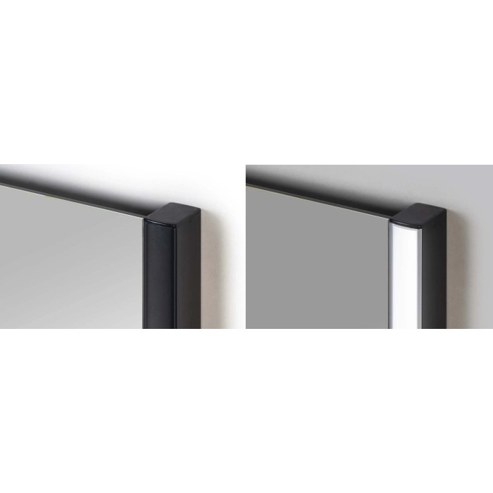 Dettaglio dello specchio t.b.t. con cornice nera e illuminata.