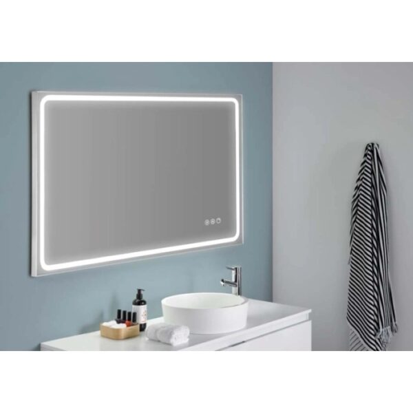 Specchiera rettangolare t.b.t. con illuminazione LED in bagno.