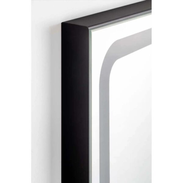 Dettaglio di uno specchio con cornice nera. Categoria: Specchiere.