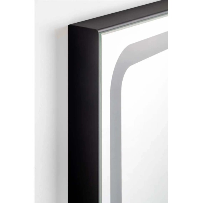 Dettaglio di uno specchio con cornice nera. Categoria: Specchiere.