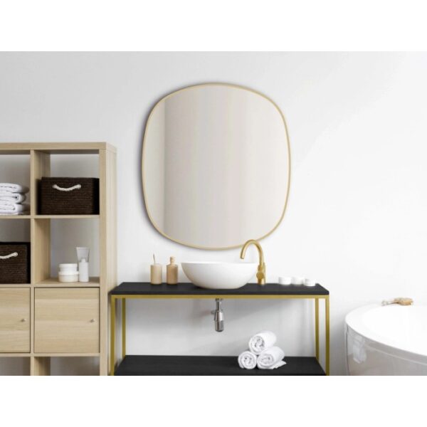 Specchio da parete moderno con angoli arrotondati e cornice dorata in bagno.