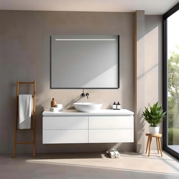 Specchio da parete rettangolare t.b.t. con illuminazione LED sopra un mobile bagno bianco.