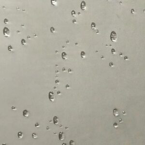 Primo piano di gocce d'acqua su un box doccia t.b.t.