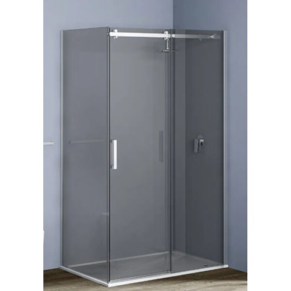 Box doccia t.b.t. con porta scorrevole, vetro grigio e telaio argentato.