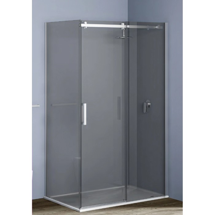 Box doccia t.b.t. con porta scorrevole, vetro grigio e telaio argentato.