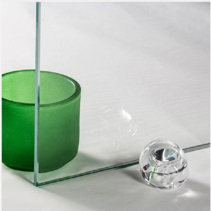 Pannello in vetro per box doccia, con vetro verde ed elemento decorativo.