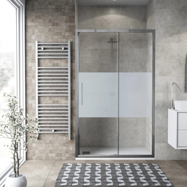 Box doccia t.b.t. con porta scorrevole, vetro parzialmente satinato, design bagno moderno.