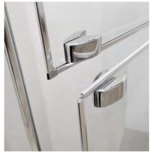 Dettaglio di una porta doccia t.b.t. con accessori cromati.