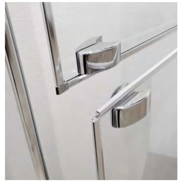 Dettaglio di una porta doccia t.b.t. con accessori cromati.
