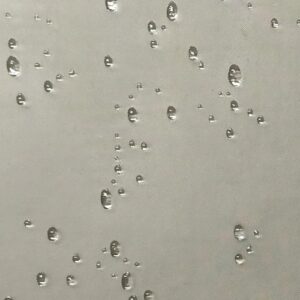 Primo piano di un box doccia t.b.t. con gocce d'acqua.