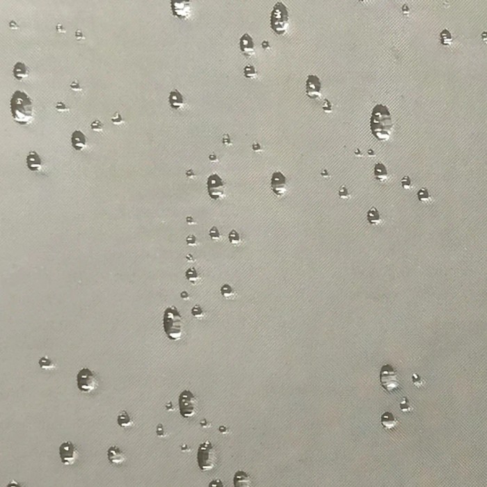 Primo piano di un box doccia t.b.t. con gocce d'acqua.