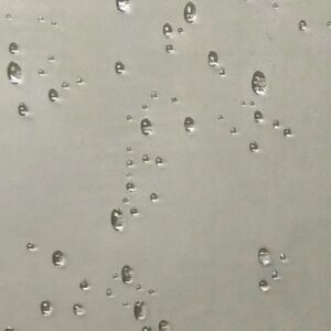 Dettaglio di gocce d'acqua su un box doccia della categoria Box doccia angolari.
